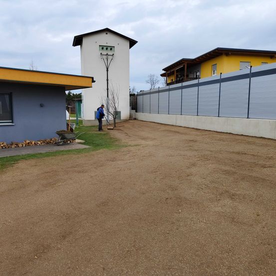 Bild enthält, Architecture, Building, Housing, Outdoors, Person, House, Clock Tower, Tower