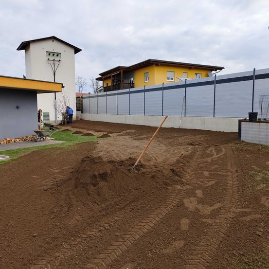 Bild enthält, Soil, Person, Housing, Nature, Outdoors, Yard, E-scooter