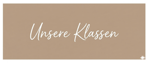 Ein beigefarbener Hintergrund mit weißem, kursiven Text, der 'Unsere Klasse' lautet. Der Stil ist elegant und modern.