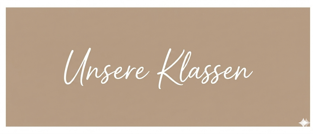 Ein beigefarbener Hintergrund mit weißem, kursiven Text, der 'Unsere Klasse' lautet. Der Stil ist elegant und modern.