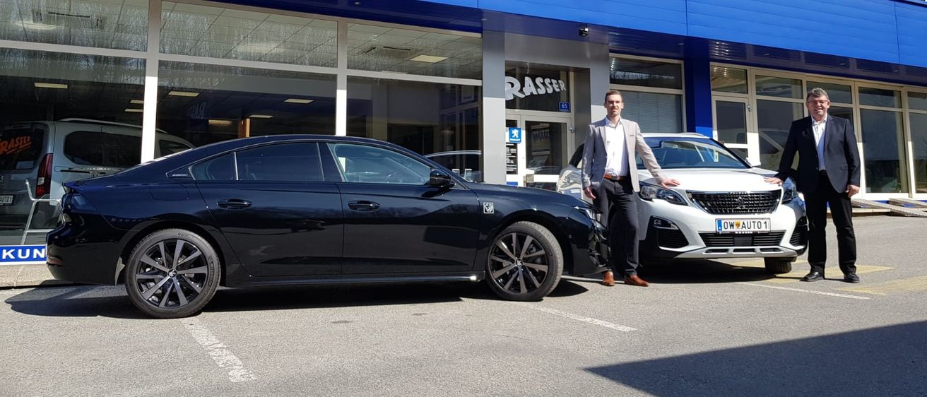 Bild enthält, Car, Car Dealership, Vehicle, Adult, Male, Man, Person, Shoe, Wheel, Coat