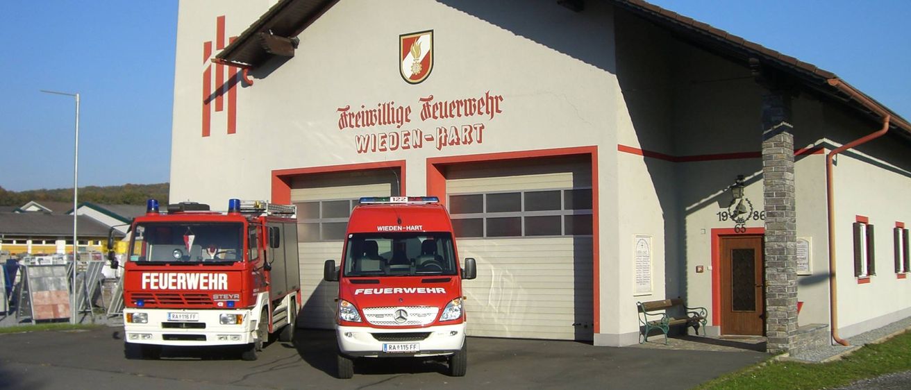 Bild enthält, Bench, Furniture, Fire Station, Fire Truck, Transportation, Truck, Vehicle, Moving Van, Van, Person