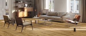 Bild enthält, Home Decor, Interior Design, Living Room, Floor, Flooring, Wood, Table, Hardwood, Chandelier, Couch