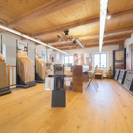 Bild enthält, Indoors, Interior Design, Wood, Hardwood, Floor, Flooring, Stained Wood, Person