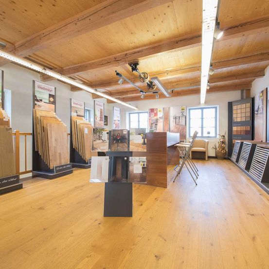 Bild enthält, Indoors, Interior Design, Wood, Hardwood, Floor, Flooring, Stained Wood, Person