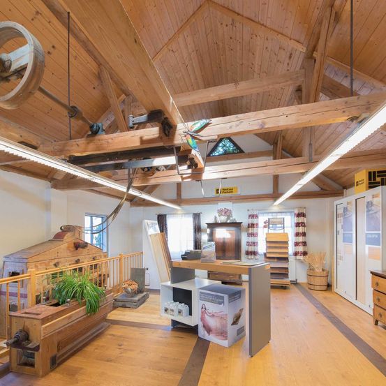 Bild enthält, Indoors, Interior Design, Wood, Hardwood, Stained Wood, Tape, Ceiling Fan, Device, Housing, Loft