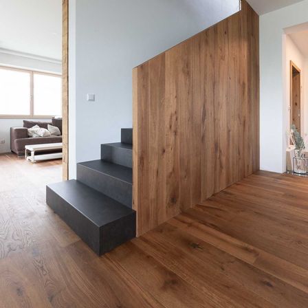 Bild enthält, Indoors, Interior Design, Wood, Hardwood, Floor, Flooring, Stained Wood, Wood Panels, Staircase, Foyer
