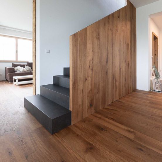 Bild enthält, Indoors, Interior Design, Wood, Hardwood, Floor, Flooring, Stained Wood, Wood Panels, Staircase, Foyer