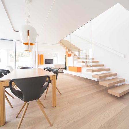 Bild enthält, Indoors, Interior Design, Housing, Staircase, Living Room, Wood, Floor, Foyer, Table, Dining Room