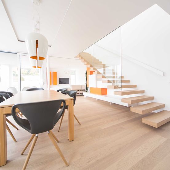 Bild enthält, Indoors, Interior Design, Housing, Staircase, Living Room, Wood, Floor, Foyer, Table, Dining Room