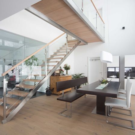 Bild enthält, Indoors, Living Room, Interior Design, Housing, Staircase, Chair, Foyer, Table, Floor, Dining Table