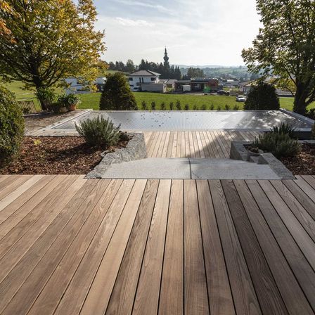 Bild enthält, Interior Design, Nature, Outdoors, Scenery, Wood, Housing, Car, House, Porch, Person