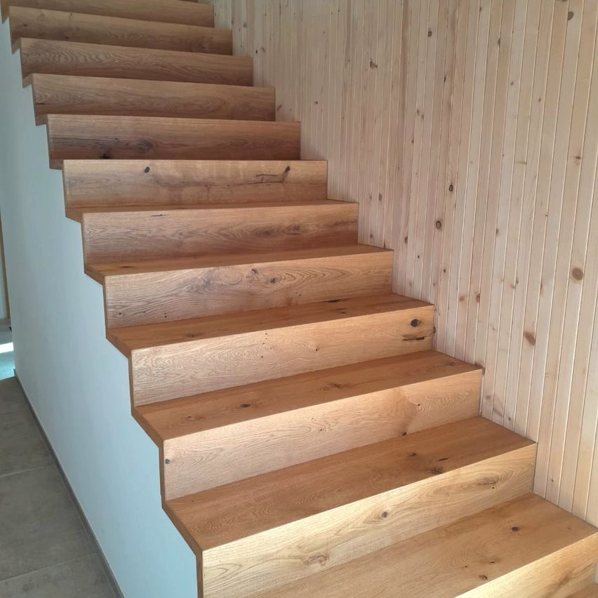 Bild enthält, Hardwood, Indoors, Interior Design, Stained Wood, Wood, Architecture, Building, House, Housing, Staircase