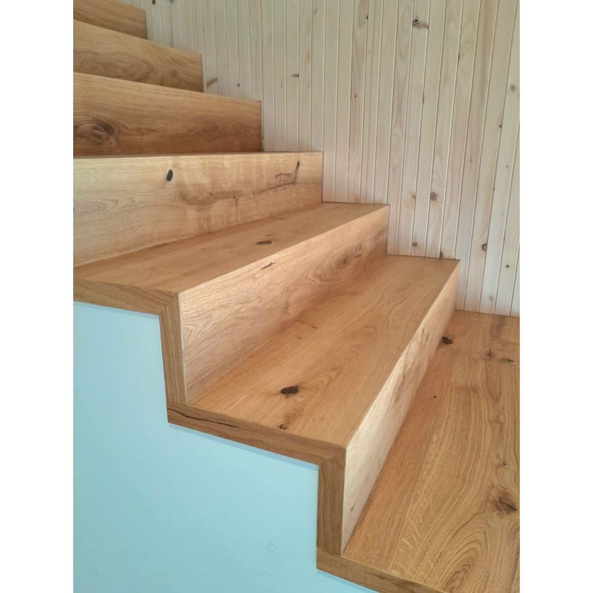 Bild enthält, Hardwood, Indoors, Interior Design, Wood, Stained Wood, Architecture, Building, House, Housing, Staircase