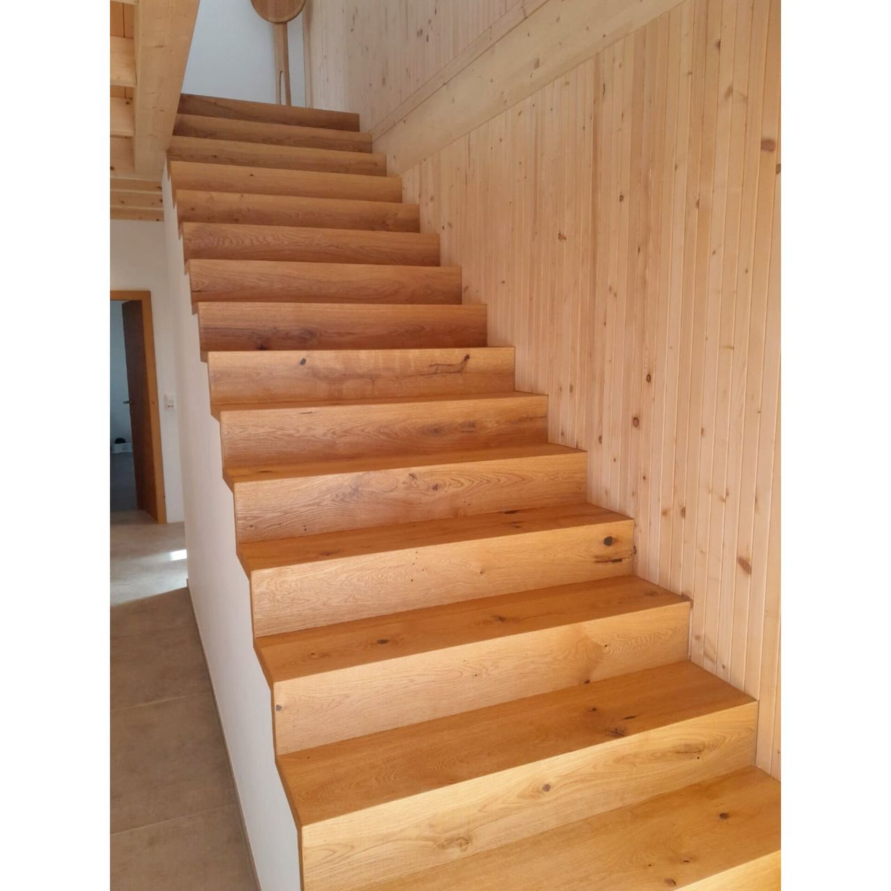 Bild enthält, Hardwood, Indoors, Interior Design, Wood, Stained Wood, Building, House, Housing, Staircase, Wood Panels