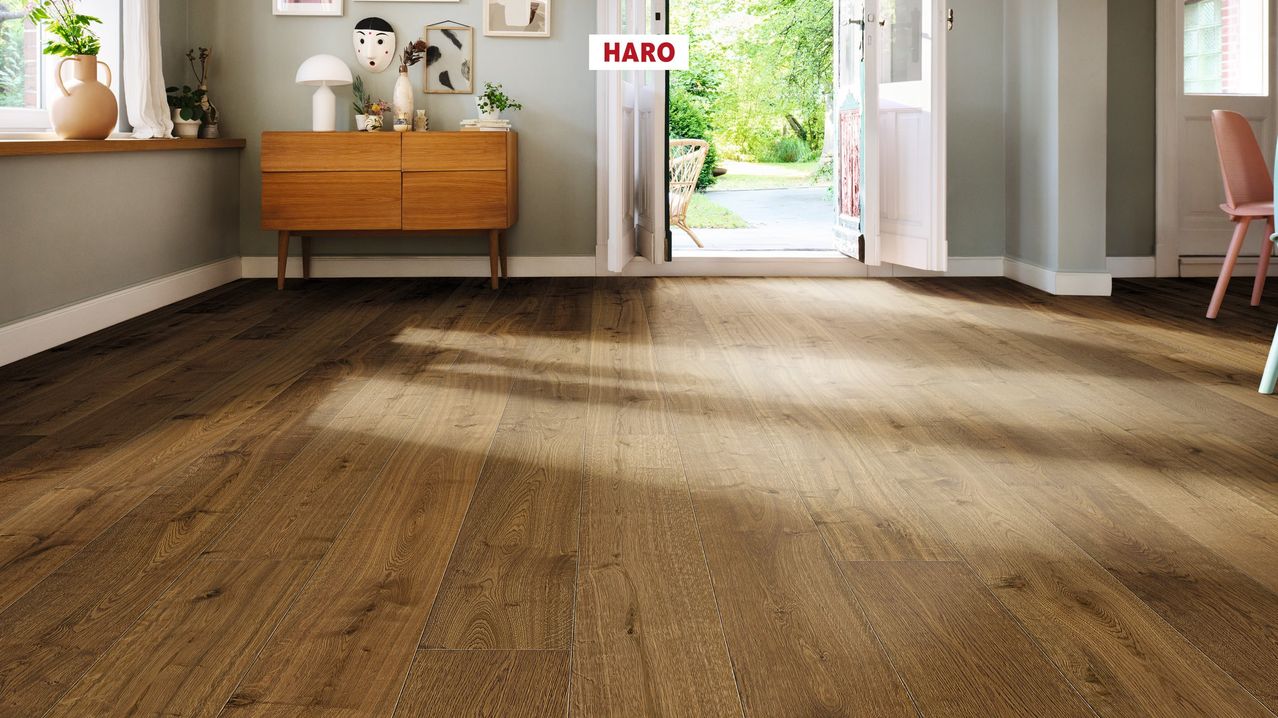 Bild enthält, Floor, Flooring, Wood, Hardwood, Indoors, Interior Design, Stained Wood