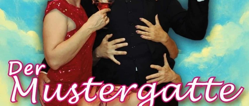 Ein Plakat bewirbt die Premiere von 'Der Mustergatte' am 4. Oktober 2025 um 19:30 Uhr. Weitere Termine sind aufgelistet. Das Plakat zeigt einen Mann und eine Frau in 1920er-Jahre-Kleidung.