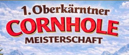 Werbeplakat für Cornhole Meisterschaft. Zwei Cornhole-Bretter auf einem Rasen mit Bergen im Hintergrund. Datum und Uhrzeit, Ort und Registrierungsnummer werden angezeigt.