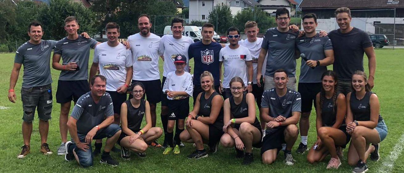 Bild enthält, People, Person, Groupshot, Adult, Male, Man, Grass, Team, T-Shirt, Shorts