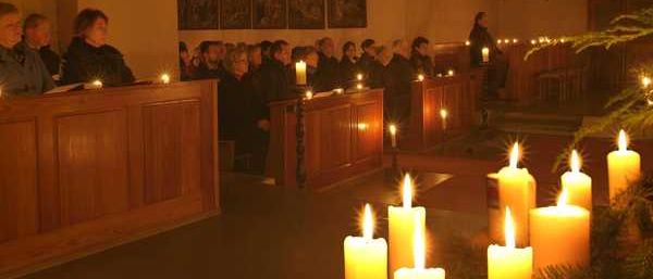 Bild enthält, Adult, Female, Person, Woman, Altar, Candle, Vigil, Face, Head