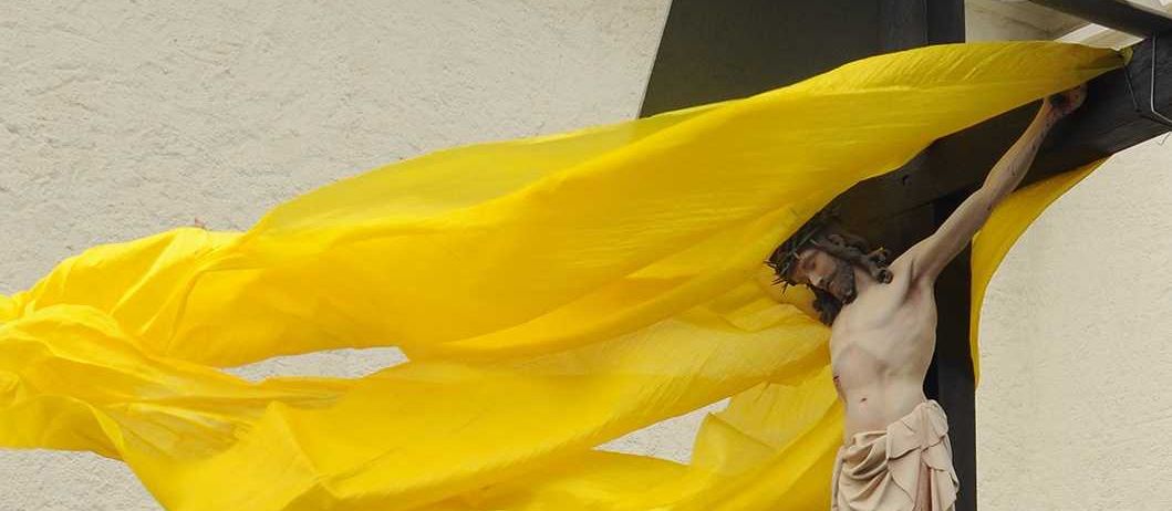 Bild enthält, Cross, Symbol, Person