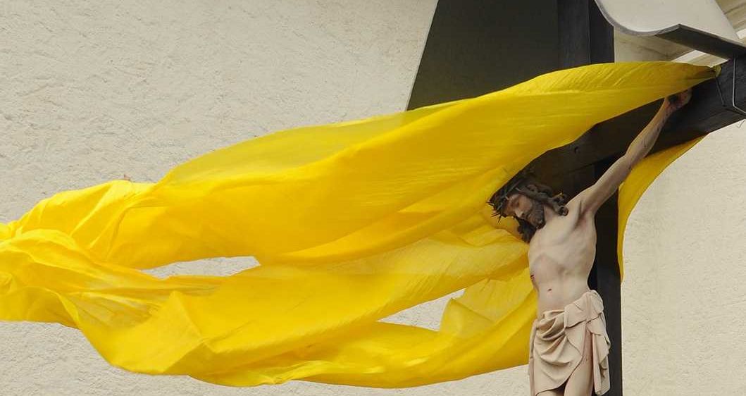 Bild enthält, Cross, Symbol, Person