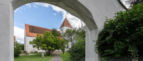 Bild enthält, Advertisement, Poster, Architecture, Building, Adult, Male, Man, Person, Face, Head