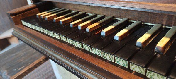 Bild enthält, Grand Piano, Keyboard, Musical Instrument, Piano, Upright Piano