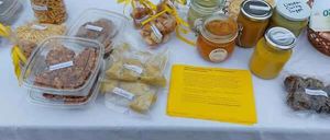 Bild enthält, Mason Jar, Can, Tin, Business Card, Paper, Text