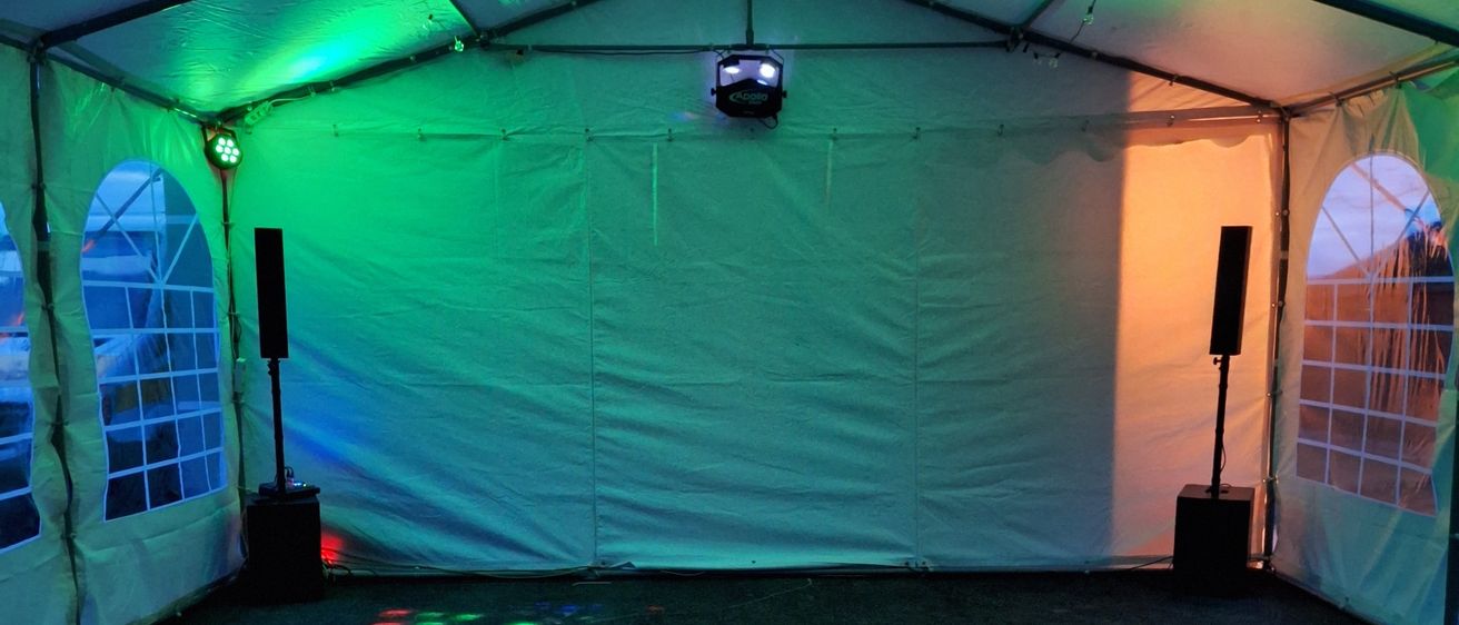 Bild enthält, Stage, Floor, Lighting, Flooring, Building, Outdoors, Shelter, Light, Indoors, Tent