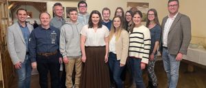 Bild enthält, Groupshot, Person, Pants, Adult, Female, Woman, Belt, Male, Man, Coat