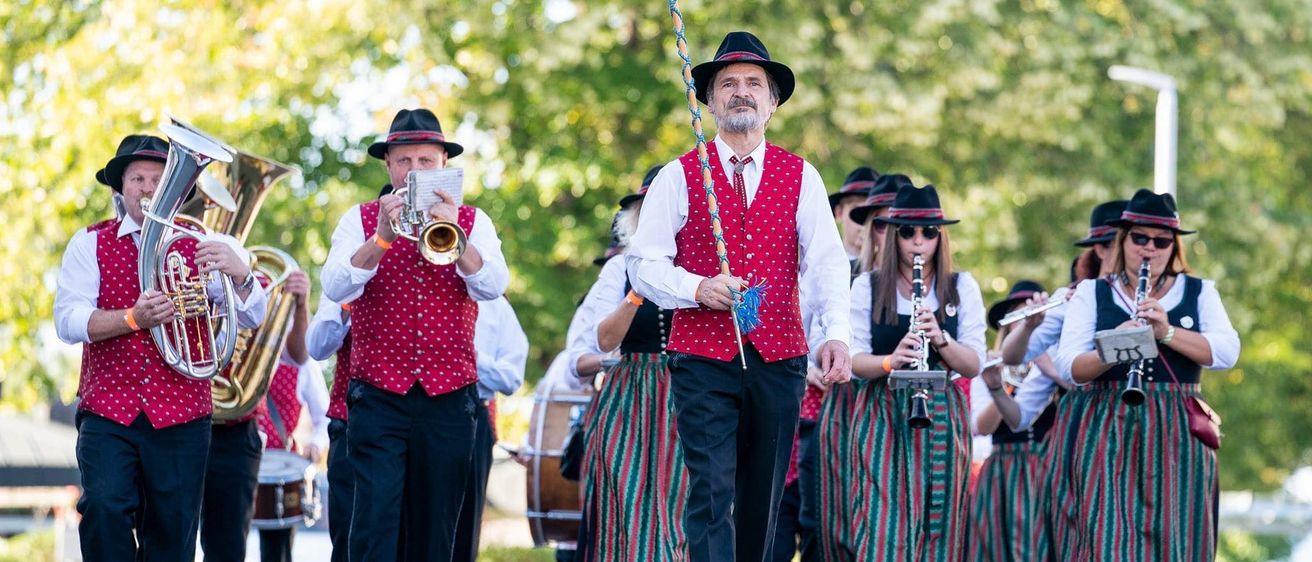 Bild enthält, People, Person, Adult, Female, Woman, Group Performance, Music Band, Male, Man, Glasses