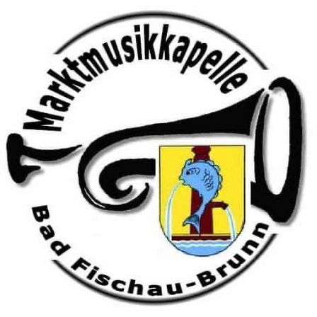 Bild enthält, Brass Section, Horn, Musical Instrument, Logo, Person, Clothing, Hardhat, Helmet, Bugle