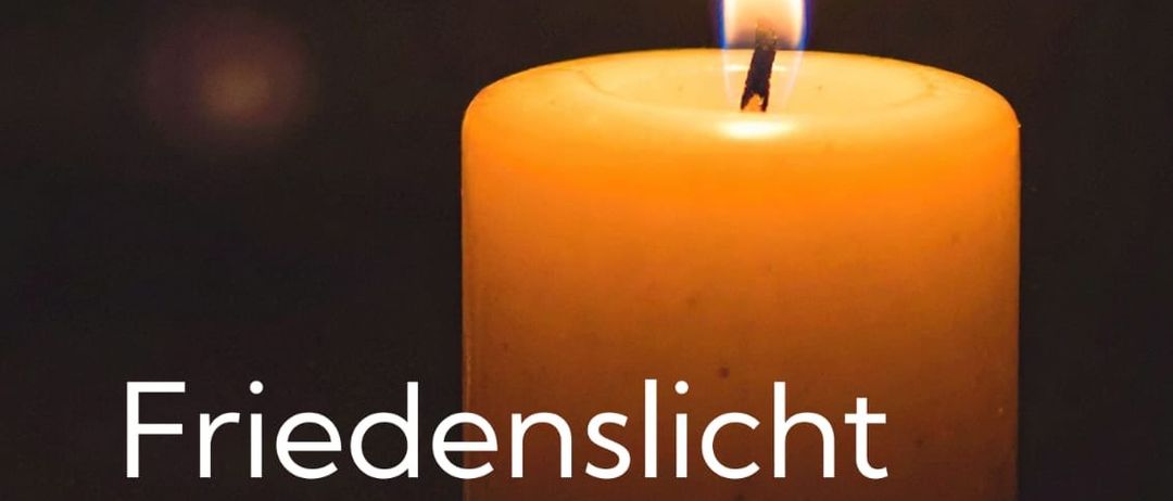 Eine Kerze auf dunklem Hintergrund mit dem Wort 'Friedenslicht' in weißer Schrift. Unten befindet sich ein roter Kreis mit dem Text 'Laterne nicht vergessen!'. Das Datum '24. Dezember' steht unten links.
