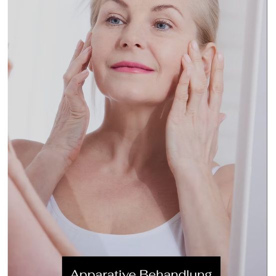 Eine Frau in einem weißen Tanktop schaut in einen Spiegel und berührt ihre Wangen und Stirn. Das Bild hat einen schwarzen Rand und der Text 'Apparative Behandlung' befindet sich unten.
