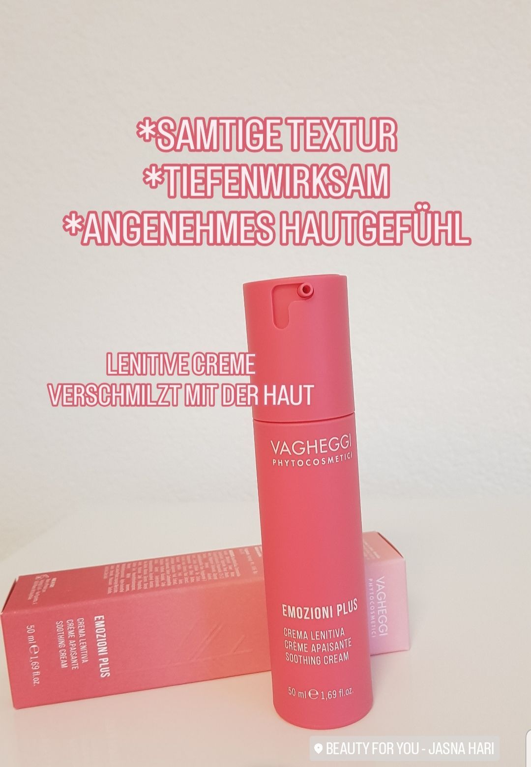 Eine rosafarbene Flasche Vaghegi Phytocosmetics Creme mit einem Etikett, das 'Lenitive Creme' und 'Verschmilzt mit der Haut' in rosa Schrift enthält, auf einem rosa Karton mit Text und Zahlen.