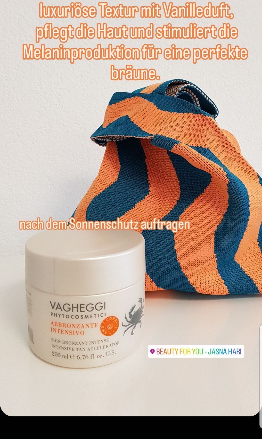 Eine Nahaufnahme eines Tiegels der Vaghegghi Abbronzante Intensivo Sonnencreme neben einer orange-blau gestreiften Tasche. Der Tiegel ist weiß mit einem orangefarbenen kreisförmigen Logo. Die Tasche hat die Worte 'nach dem Sonnenschutz auftragen' darauf geschrieben.