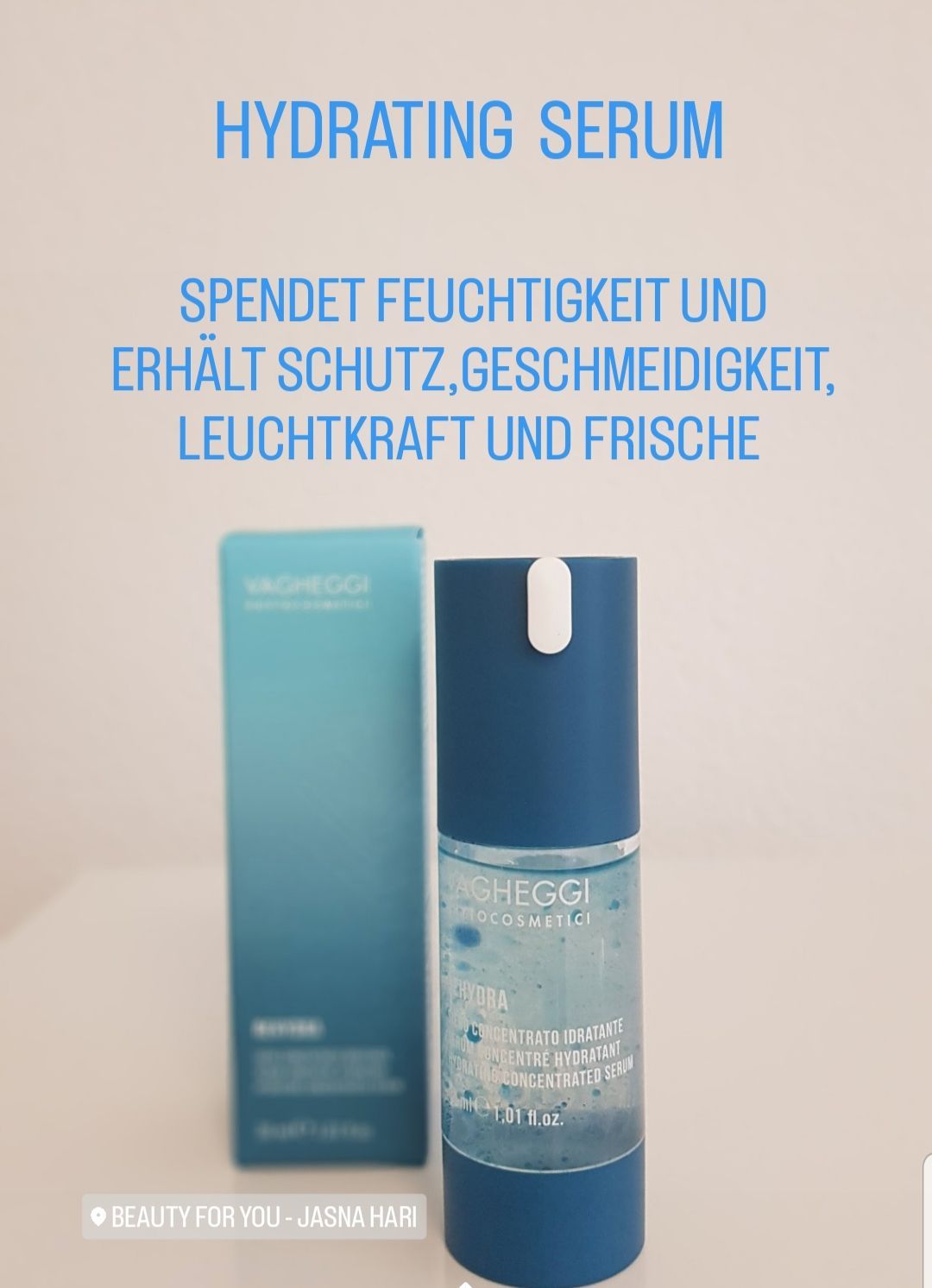 Eine blaue Flasche Hautpflegeprodukt neben ihrer Box auf weißem Hintergrund. Das Produkt ist mit blauem Text beschriftet.