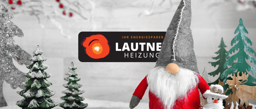 Eine Weihnachtsszene mit einem Schneemann, einem Gnom und einem Schneemann mit roter Nase, umgeben von Weihnachtsbäumen und Schnee. Im Hintergrund befindet sich ein Schild mit der Aufschrift 'Ihr Energiesparen' und einem Logo.