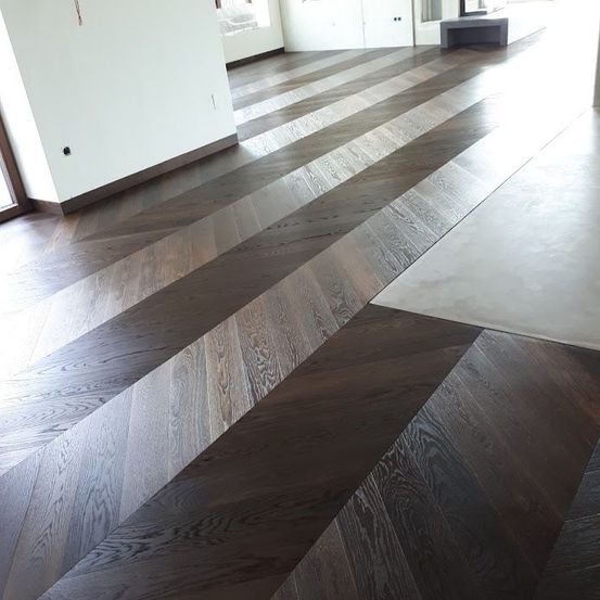 Bild enthält, Floor, Flooring, Wood, Hardwood, Stained Wood, Indoors, Interior Design