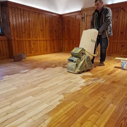 Bild enthält, Hardwood, Interior Design, Stained Wood, Wood, Floor, Adult, Male, Man, Person, Flooring