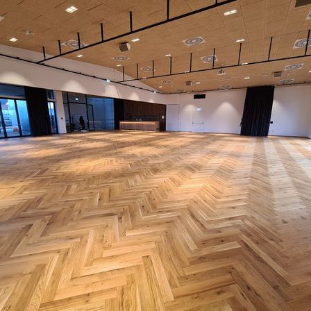 Bild enthält, Floor, Indoors, Interior Design, Flooring, Architecture, Building, Car, Vehicle, Wood, Person