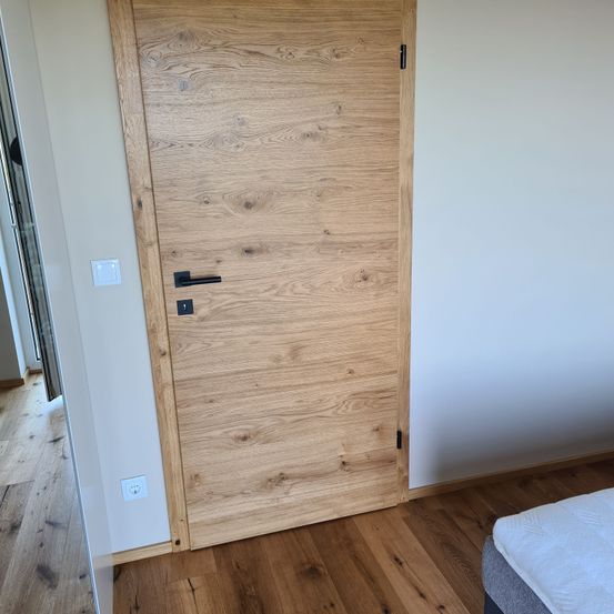 Bild enthält, Indoors, Interior Design, Wood, Hardwood, Floor, Flooring, Plywood, Door, Stained Wood, Wood Panels