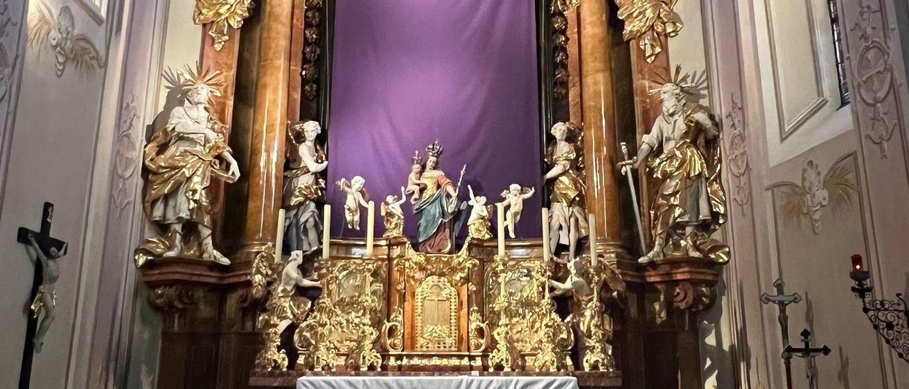 Bild enthält, Altar, Building, Church, Prayer, Indoors, Chapel, Person, Adult, Bride, Woman