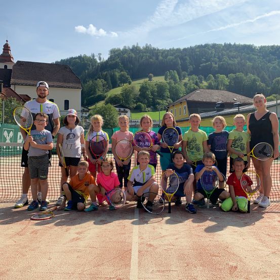 Bild enthält, Racket, Tennis Racket, People, Person, Shoe, Boy, Child, Male, Shorts, Teen