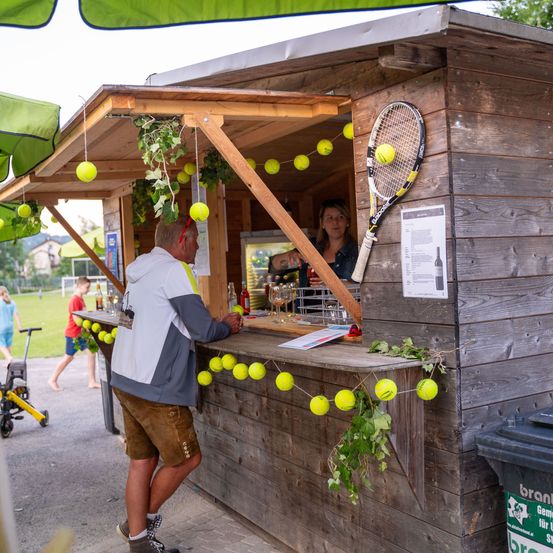 Bild enthält, Shorts, Tennis Ball, Wood, Kiosk, Handbag, Shoe, Person, Adult, Male, Man