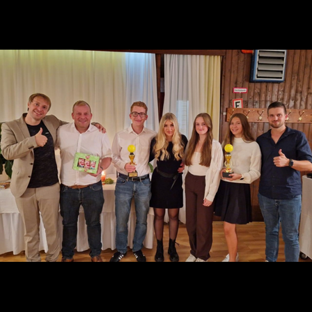 Bild enthält, Pants, People, Person, Photography, Portrait, Adult, Female, Woman, Couch, Interior Design