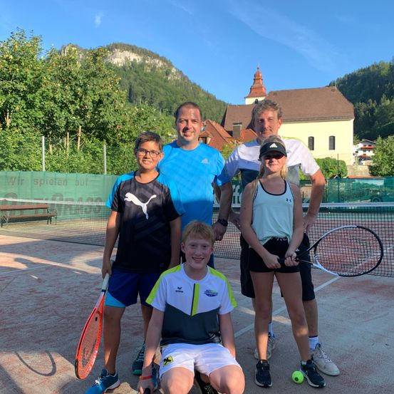 Bild enthält, Racket, Tennis Racket, People, Person, Shoe, Glasses, Bench, Hat, Boy, Teen