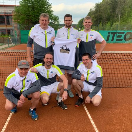 Bild enthält, People, Person, Racket, Tennis Racket, Hat, Shoe, Adult, Male, Man, Tie