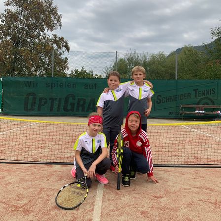 Bild enthält, Racket, Tennis, Tennis Racket, Bench, People, Person, Boy, Child, Male, Shoe